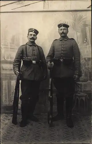 Foto Ak Zwei deutsche Soldaten in Uniformen, Standportrait, Gewehre, Gürteltaschen, I. WK