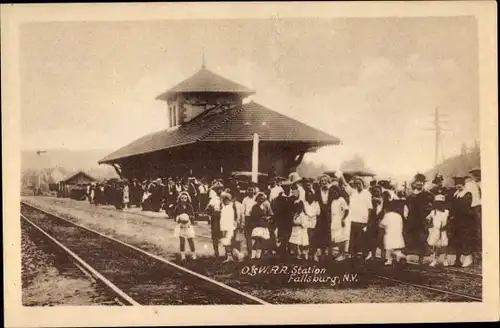 Ak Fallsburg New York USA, O & W. R. R. Station, Bahnhof, Passagiere auf dem Bahnsteig