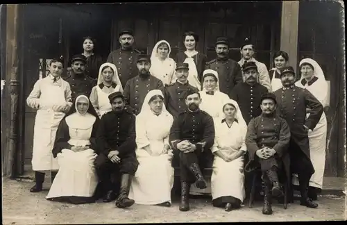 Foto Ak Krankenschwestern, Deutsche Soldaten in Uniformen, Sanitäter