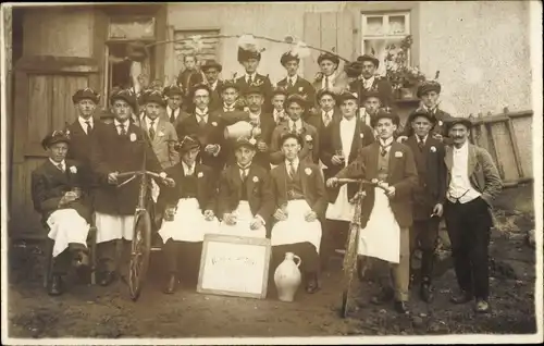 Foto Ak Männer in Anzügen mit Fahrrädern