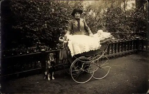 Foto Ak Frau mit Hut hinter einem Kinderwagen