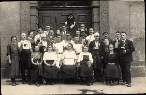 Foto Ak Männer und Frauen mit Bierkrügen vor einem Gebäude, Turner