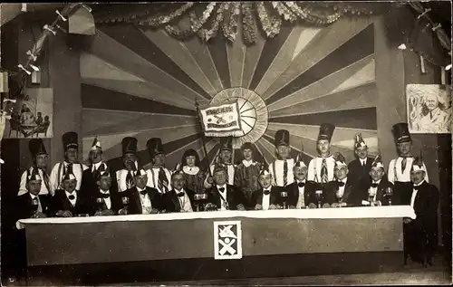 Foto Ak Männer bei einer Karnevalssitzung
