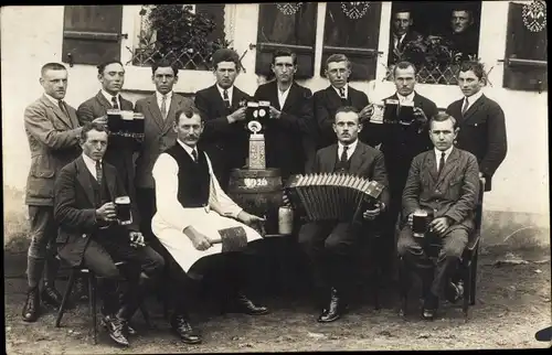 Foto Ak Männer in Anzügen mit Bierkrügen, Akkordeon