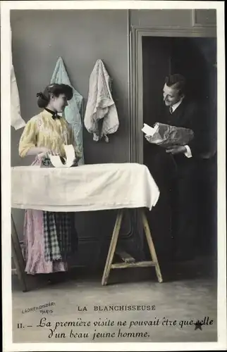 Ak La Blanchisseuse, Frau beim Bügeln