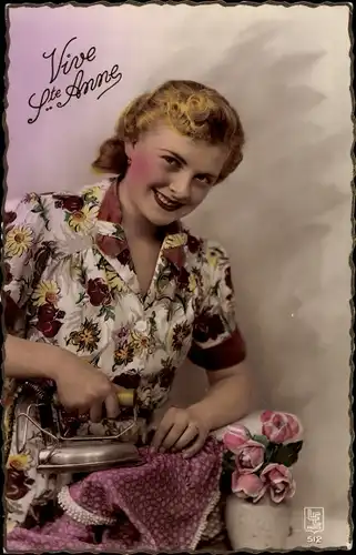 Ak Vive Sainte Anne, Frau mit Bügeleisen