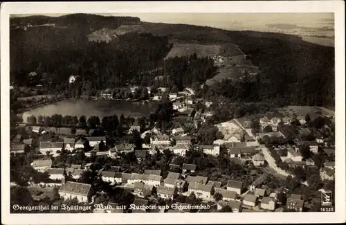 Ak Georgenthal in Thüringen, Blick auf den Ort mit Kurhotel und Schwimmbad, Fliegeraufnahme