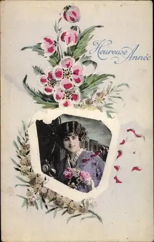Passepartout Ak Glückwunsch Neujahr, Frau vor einer Eisenbahn, Blüten
