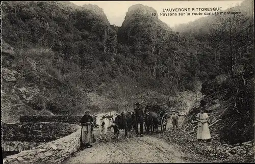 Ak L'Auvergne Pittoresque, Paysans sur la route dans la montagne