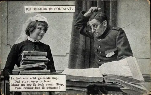 Ak De geleerde Soldaat, Soldat mit großem Buch, Frau