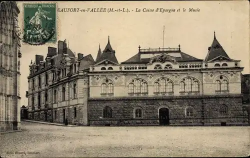 Ak Beaufort en Vallee Beaufort en Anjou Maine et Loire, La Caisse d'Epargne et le Musée