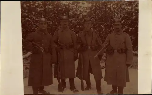 Foto Ak Soldaten in Uniformen