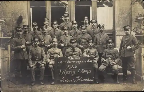 Foto Ak Soldaten in Uniformen, Landsturm Inf. Ers. Bat. XIX 6, Leipzig 1. Komp. Gruppe Glauchau