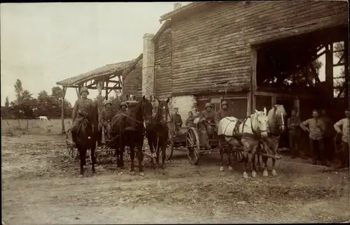 Foto Ak Soldaten in Uniformen, Kutschen, Pferde