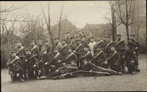 Foto Ak Soldaten in Uniformen