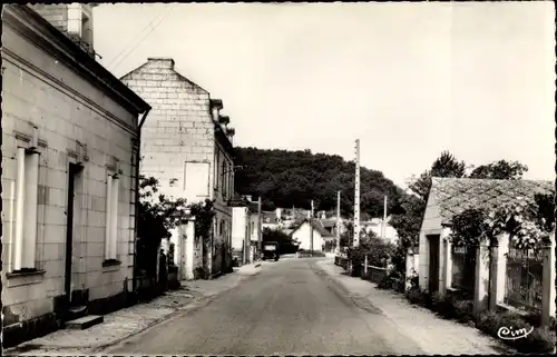 Ak Chenehutte les Tuffeaux Chênehutte Trèves Cunault, Entrée du Bourg