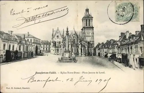 Ak Beaufort en Vallee Beaufort en Anjou Maine et Loire, Église Notre Dame, Place Jeanne de Laval