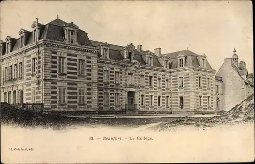 Ak Beaufort en Vallee Beaufort en Anjou Maine et Loire, Le Collège