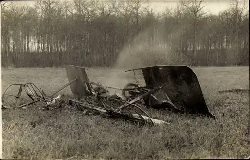 Foto Ak Zerstörtes Französisches Militärflugzeug