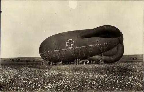 Foto Ak Deutscher Militärballon während dem Start, WK I