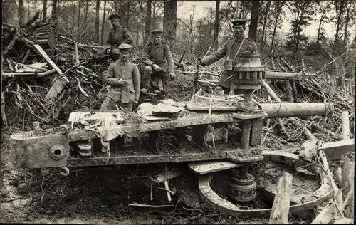 Ak Deutsche Soldaten, WK I, Zerstörtes Artillerie Geschütz im Nordwesten