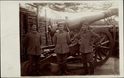 Ak Deutsche Soldaten vor einem Artilleriegeschütz, WK I