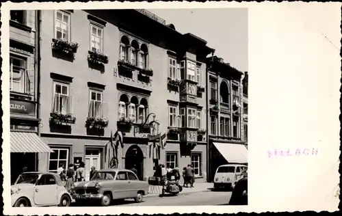 Foto Ak Villach in Kärnten, Straßenpartie im Ort, Autos