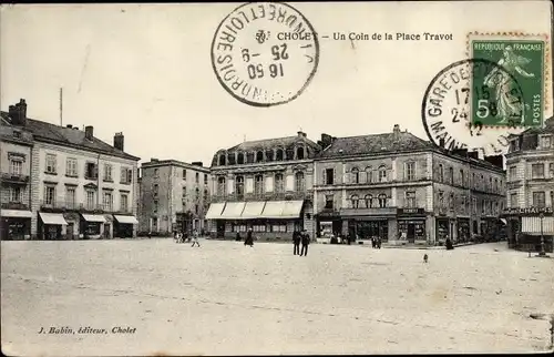 Ak Cholet Maine et Loire, Un Coin de la Place Travot