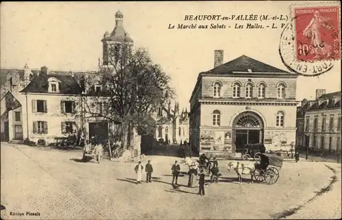 Ak Beaufort en Vallee Beaufort en Anjou Maine et Loire, Le Marché aux Sabots, Les Halles