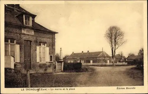 Ak Le Tronquay Eure, La Mairie et la Place