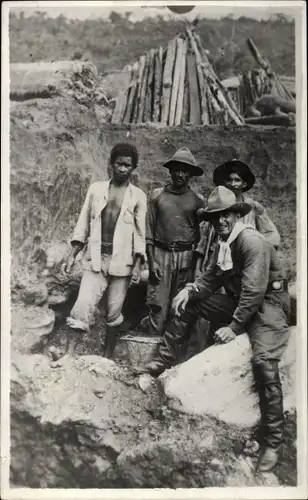 Foto Ak Diamantina Minas Gerais Brasilien, Diamantensucher mit Einheimischen