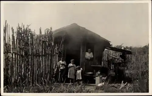 Ak Brasilien, Deutsche Kolonistenfamilie vor ihrem Heim