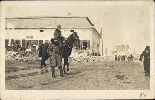 Foto Ak Soldaten in Uniformen mit Pferd, I. WK
