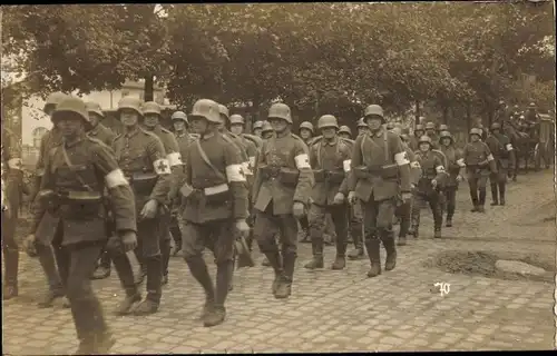 Foto Ak Soldaten in Uniformen, Sanitäter, Rotes Kreuz