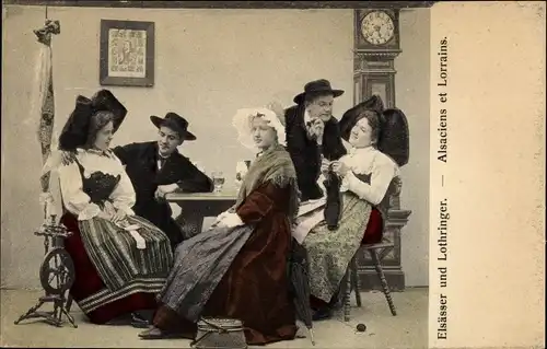 Ak Elsässer und Lothringer in Volkstrachten, strickende Frau, Spinnrad