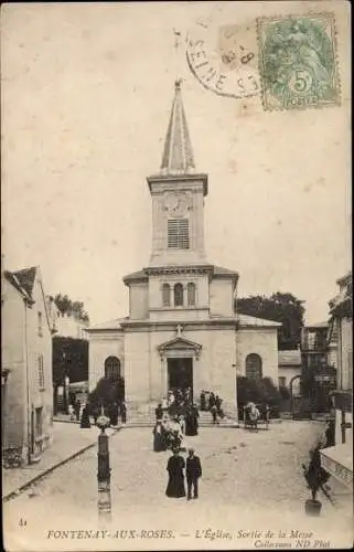 Ak Fontenay aux Roses Hauts de Seine, L'Eglise, sortie de la Messe
