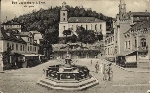 Ak Bad Leutenberg Thüringen, Marktplatz mit Brunnen, Kirche