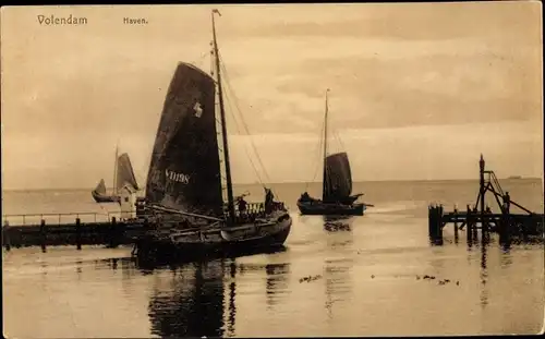 Ak Volendam Nordholland Niederlande, Boote im Hafen