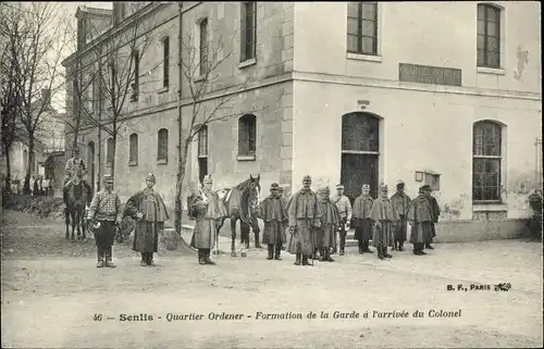 Ak Senlis Oise, Quartier Ordener, Formation de la Garde à l'arrivée du Colonel