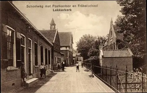 Ak Lekkerkerk Südholland, Schoolweg met Postkantoor en Fröbelschool