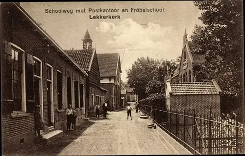 Ak Lekkerkerk Südholland, Schoolweg met Postkantoor en Fröbelschool