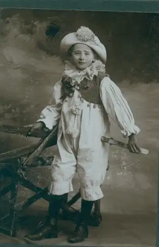 CdV Hermann Tietz München, Junge, Portrait als Pierrot