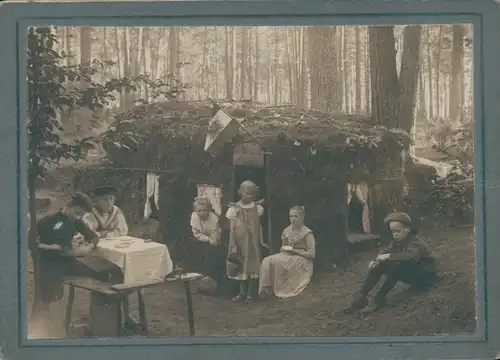 Kabinett Foto Familienportrait an einer Waldhütte, österreichische Flagge, 1904