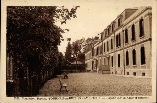 Ak Tournan en Brie Seine et Marne, Facade sur la Cour d'honneur, Fondation Pereire