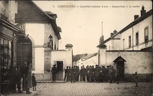 Ak Compiègne Oise, Quartier Jeanne d'Arc, Inspection à la sortie