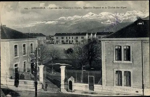 Ak Grenoble Isère, Caserne des Chasseurs Alpins, Quartier Bayard et la Chaine des Alpes