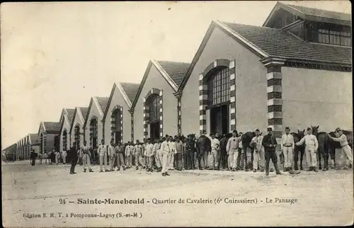 Ak Sainte Menehould Marne, Quartier de Cavalerie, le Pansage, Pferde