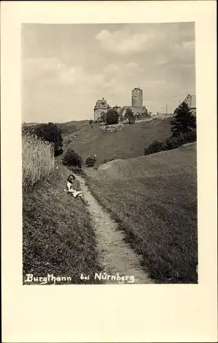 Foto Ak Burgthann im Nürnberger Land, Mädchen am Wegesrand, Ruine