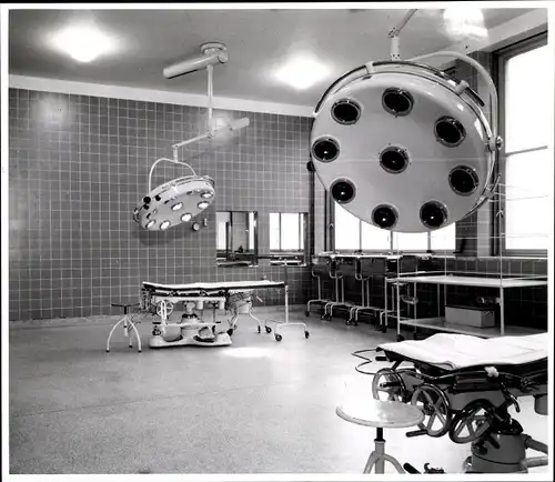 Foto Bert Sass Berlin, Operationssaal eines Krankenhauses, OP Tisch