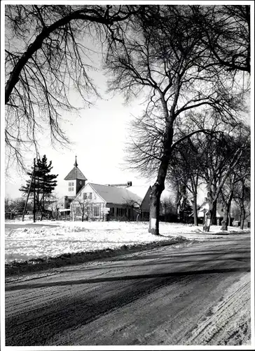 Foto Bert Sass Berlin Gatow, Ortspartie mit Kirche im Winter, Straßenansicht